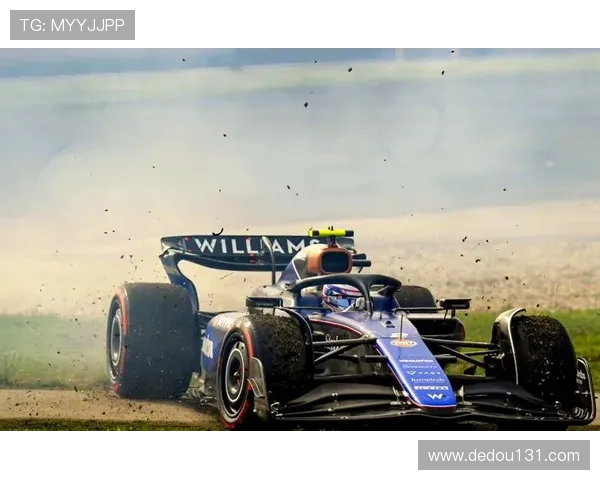 F1新赛季揭幕战激烈角逐 车队与车手表现引发热议 F1新赛季揭幕战激烈角逐 车队与车手表现引发热议