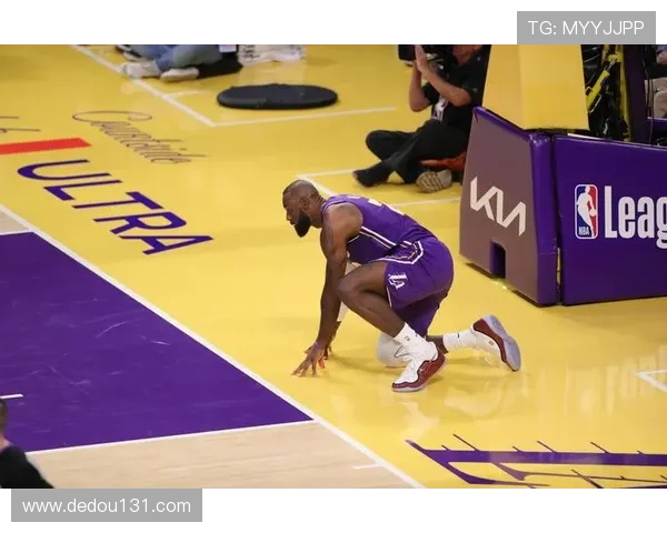 湖人逆转力克劲敌詹姆斯末节爆发带动球队强势反弹引发联盟热议声