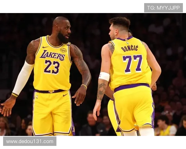 詹姆斯领衔湖人逆转取胜西部格局再起波澜季后赛悬念升级引发关注